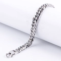 Primer plano de una pulsera cubana de acero de titanio plateada con su cierre de langosta - 190*8mm