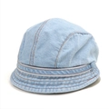 Detalle de gorro de mezclilla azul claro con costuras marrones y banda decorativa blanca - M (56-58cm) / Azul claro