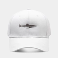 Dettaglio del cappello in cotone bianco con ricamo di squalo grigio ad alta precisione - Bianco