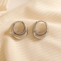 Orecchini a cerchio a goccia spessi in argento lucido su tessuto minimalista - Fibbia per orecchie / K bianco / Argento