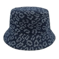 Detailaufnahme der dunkelblauen Fischerhut mit Leopardenmuster und scharfer Denim-Textur - M (56-58cm) / Marineblau