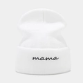 Dettaglio del berretto in maglia bianca con ricamo mama nero in corsivo sul risvolto - M (56-58cm) / mama Bianco