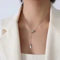 Collana a Y in argento minimalista con ciondolo lucky lucido indossata da modella - Argento