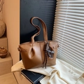 Bolso tote de cuero marrón plisado con colgantes y correa de hombro ajustable - Sin colgante / Caqui