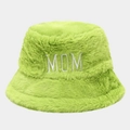 Dettaglio del cappello pescatore in peluche verde neon con ricamo MOM e finta pelliccia - M (56-58cm) / verde chiaro