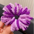 Détail d'un chouchou au crochet à rayures violettes avec un design en maille plissée - Violet Bord Festonné (1 Paquet de 50)