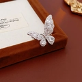 Nahaufnahme eines silbernen Zirkon-Schmetterlingsrings auf einer Samt-Schmuckschatulle - Schmetterling Offener Stil (Silber)