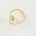 Vista detallada del anillo dorado irregular con piedra turquesa ovalada incrustada - Doble Círculo Azul Lago