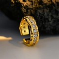 Anello dorato regolabile in zircone con finitura in metallo martellato e pietre chiare - Argento 925 / Oro 18K