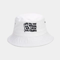 Dettaglio cappello bucket in tela bianca con scritte motivazionali nere e occhiello metallico - Taglia unica / Bianco