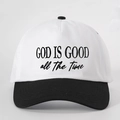 Détail de la broderie God Is Good sur une casquette de baseball trucker bicolore - Blanc et Noir Épissage