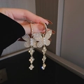 Pendientes de mariposa dorados con perlas blancas y colgantes de trébol brillantes - Aguja de Plata - Mariposa de Diamante