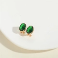 Orecchini ovali verde smeraldo placcati in oro 14K su un piedistallo bianco strutturato - Verde (Base Oro)