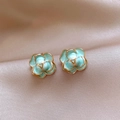 Elegantes pendientes de flor de camelia verde menta con un acabado dorado - Estilo 24 (Azul) / Azul