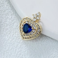 Collier cœur doré orné d'un zircon bleu foncé et de petites pierres transparentes - Cœur de Pêche-Bleu Foncé