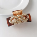 Pince à cheveux carrée marron ornée d'une chaîne dorée épaisse sur fond blanc - Triple Carré-Caramel Or-8cm