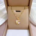 Nahaufnahme der Titanstahl Vierblattklee Halskette mit Muschel und Zirkon-Einlage - Bt086 Lippenkette Gold Bunt Vierblättrig