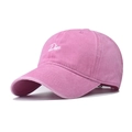 Dettaglio del cappellino in cotone lavato rosa con ricamo Disco e finitura vintage - Disco Rosa