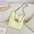 Dettaglio della borsa shopper trapuntata a cuore con spalline a contrasto e toppa - Giallo