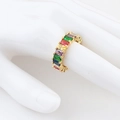 Detalle de anillo ajustable con circonitas de colores arcoíris y base de oro fino - US 8 / Anillo de Arcoíris