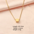 Détail du collier à pendentif cube doré avec dimensions 45+5 cm et largeur de 1,5 mm - Or 18K