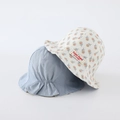 Dettaglio cappello sole neonato che mostra texture cotone e stampa floreale a fiori - 48cm / Blu