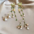 Set di 3 paia di orecchini con nappe a farfalla, perni dorati e fiori di mughetto - Set di 3 paia / Perno in Argento-Oro-Verde-Bianco