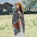 Ethno-Poncho mit geometrischen Streifen in Orange und Blau, präsentiert im Freien - Gestreiftes Minikaro - Orange