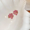 Süße Vintage Emaille Blumenohrringe in Pink und Weiß in einer weißen Muschelschale - Pink und Weiß Emaille Blume (Silbernadel)