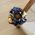 Diadema elástica de yoga con motivos de mariposas de colores en tela plisada - Scrunchie de Mariposa Colorida