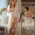Witte semitransparante kanten lange gewaad met uitlopende mouwen en bloemmotieven model 84491 - One Size S-XL / Witte Aparte Badjas