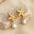 Orecchini a stella marina dorati con perle barocche su sfondo di seta champagne - Orecchini di Perle Barocche Stella Marina