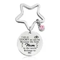 Llavero de estrella en acero inoxidable con placa redonda grabada y cristal rosa - YW0002-I am as LUCKY as can be
