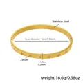 Dettaglio macro del bracciale in acciaio inossidabile dorato con zirconi e misure - Bracciale Tondo in Zirconia Dorata (Z028)