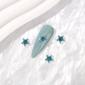 Cristalli per nail art stella blu con base in lega d'argento su unghia finta verde - Argento Blu Lago Zirconia
