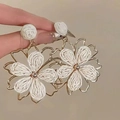 Elegant handmade white raffia flower drop earrings with golden metallic flower outline - Double-Layer Straw Woven Hollow Floral Style (82#)
