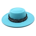 Detalle del sombrero de fieltro de lana azul cielo con cinta de flecos negros - M (56-58cm) / Azul lago
