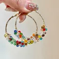 Pendientes dorados redondos con cuentas de vidrio de colores talladas estilo boho - Aguja de plata / Grande / Colorido