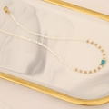 Elegante collana con pendente a pesce, perle bianche e smalto blu su vassoio marmo - Blu