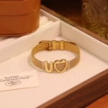 Détail macro du bracelet maille dorée avec lettre U et breloque cœur dans son coffret - Lettre V