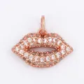 Pendentif en forme de lèvres or rose avec cristaux micro-pavés et anneau de suspension - Lèvres Rouges / Or rose