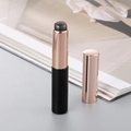 Pennello labbra portatile in silicone con corpo e cappuccio in oro rosa su grigio - Manico Nero/Silicone Nero