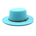 Vue détaillée du chapeau canotier bleu ciel en feutre avec sangle en cuir et boucle métal - M (56-58cm) / Bleu lac