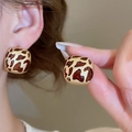 Détail de boucles d'oreilles carrées léopard avec bords dorés portées sur le lobe - Silver Earring Post - Clou d'oreille léopard carré arrondi doré avec émail (9#)