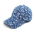 Détail d'une casquette de baseball en jean avec motif floral blanc sur tissu bleu - M (56-58cm) / Bleu foncé