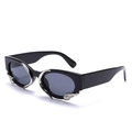 Modische Schlangen-Sonnenbrille mit schwarzem ovalem Rahmen und silbernen Metalldetails - Schwarzer Rahmen Schwarz Graue Gläser