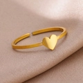 Vista macro de anillo de corazón dorado minimalista con acabado pulido y banda abierta - Dorado Corazón