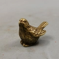Dettaglio di passero in ottone massiccio con piume rifinite e superficie in stile vintage - Piccolo Passero A
