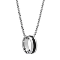 Dettaglio della collana ad anello in acciaio inossidabile argento e nero su fondo bianco - Argento