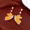Dettaglio orecchini ad ala di farfalla arancione con cristalli e perle su seta - Orecchini a pendente con ali di farfalla / Orecchini - Oro - Marrone (Perno in argento)